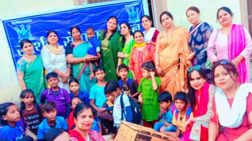 वाराणसी में सार्थक सेवा फाउंडेशन की तरफ से स्कूल के बच्चों में बांटी गयी जरूरतमन्द की चीजें