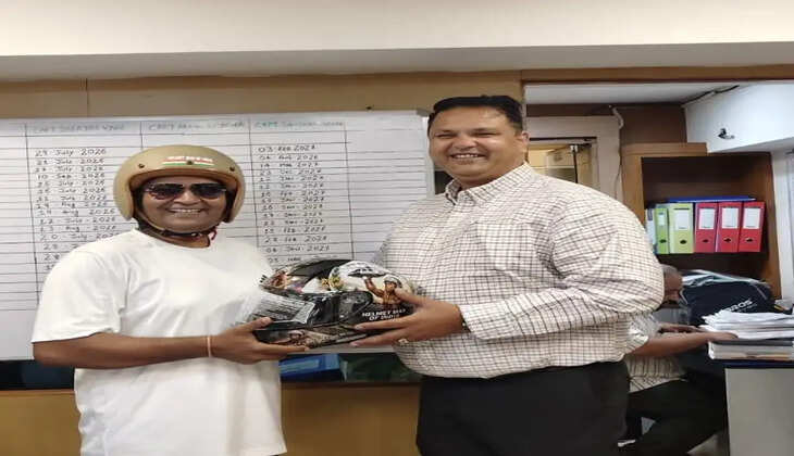 यमुना एक्सप्रेसवे पर ₹1 में हेलीकॉप्टर एंबुलेंस की पहल, हेलमेट मैन ने यमुना प्राधिकरण को सौंपा ज्ञापन