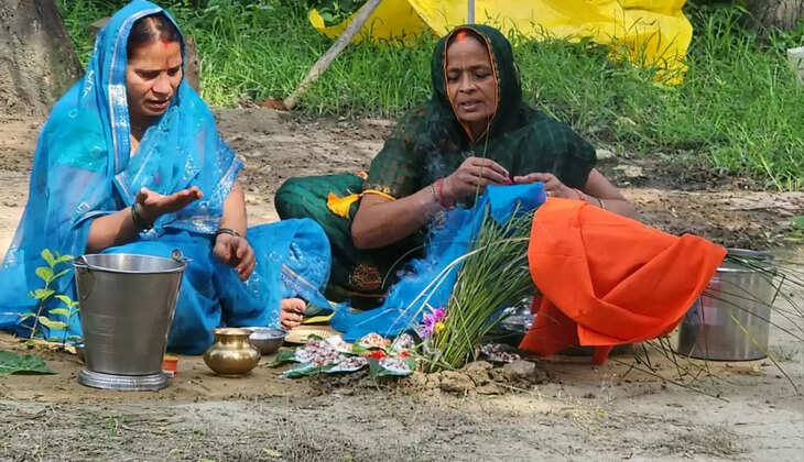 Ayodhya News: हलषष्ठी पर मातृशक्तियों ने पुत्र की दीर्घायु के लिए रखा कठिन व्रत, विशेष पूजन सामग्री के साथ विधि विधान से किया पूजा अर्चना