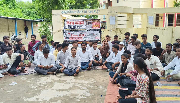 दिल्ली की घटना के विरोध में मीरजापुर में छात्रों का धरना, शिक्षा मंत्री के इस्तीफे की उठी मांग