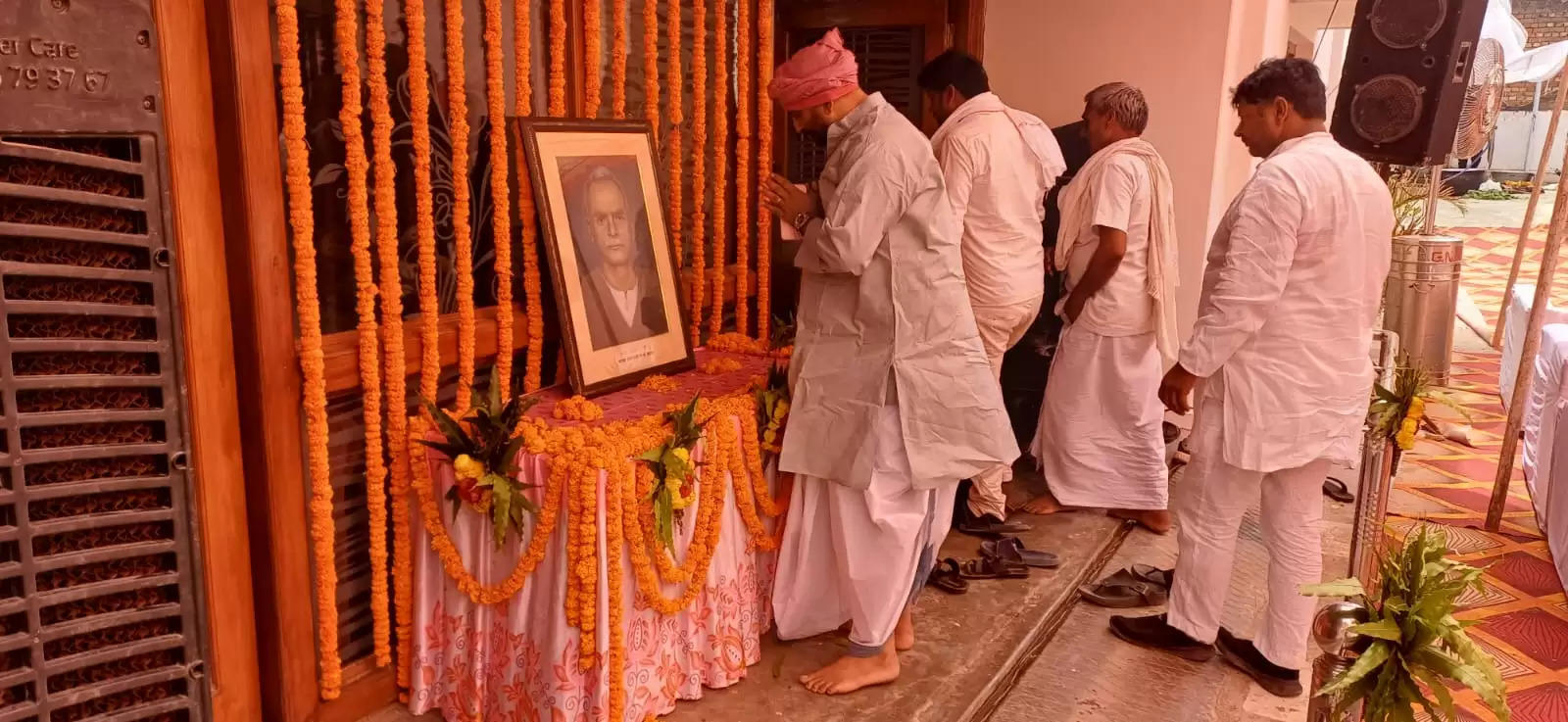 बौरी स्थित पूर्व सांसद रामकिशुन के आवास पर स्वर्गीय गंजी प्रसाद को श्रद्धांजलि देते मनोज सिंह डब्लू