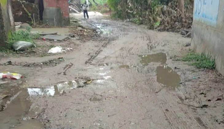 जर्जर आरसीसी सड़क से बढ़ी परेशानी, ग्रामीणों ने विधायक से लगाई गुहार