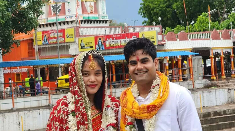 बनारसी छोरे पर आया इटली के गोरी मेम का दिल, नया नवेला जोड़ा पहुंचा, त्रिलोचन महादेव मंदिर...