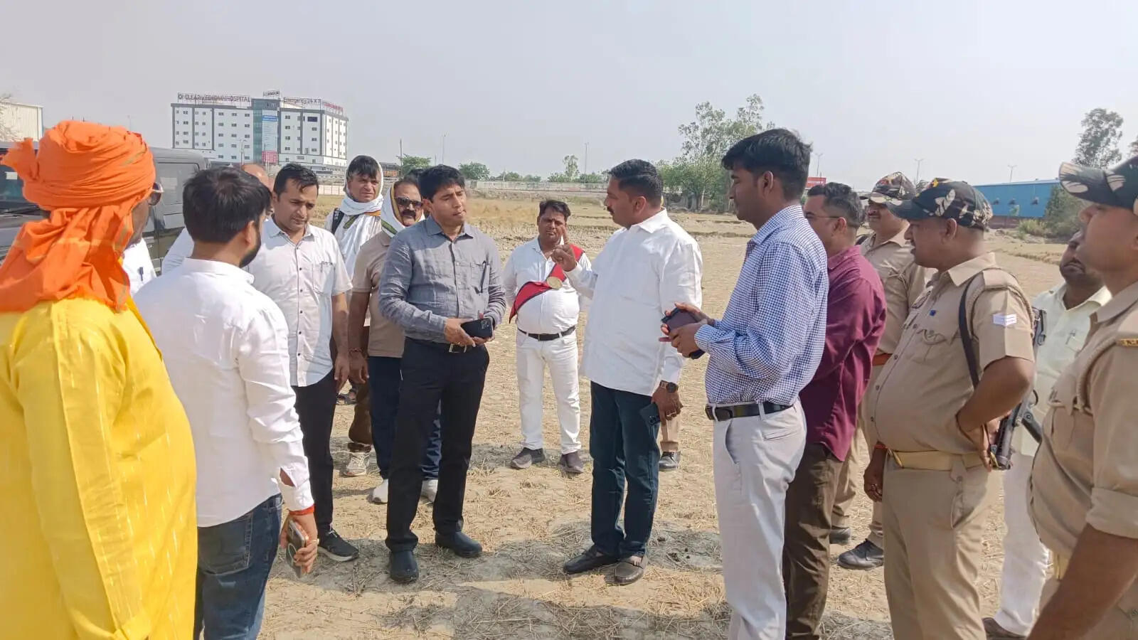 मुगलसराय विधानसभा क्षेत्र के ग्राम सभा महेवा में प्रस्तावित नए तहसील भवन के निर्माण को लेकर बड़ी प्रगति हुई है। विधायक रमेश जायसवाल ने प्रशासनिक अधिकारियों के साथ भूमि का निरीक्षण कर निर्माण प्रक्रिया की जानकारी दी। जानिए कितनी लागत से बनेगा नया तहसील भवन और कब शुरू होगा निर्माण कार्य।