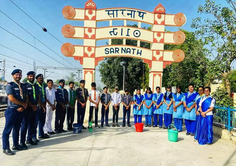 वाराणसी में जिला संघ भारत स्काउट-गाइड के सदस्यों ने सारनाथ स्टेशन पर बुझाई रेल यात्रियों की प्यास