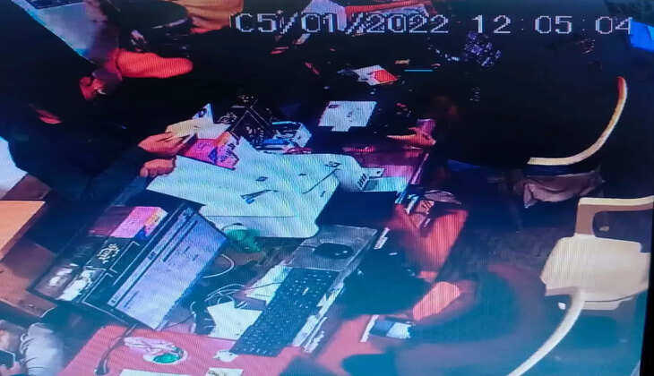 चंदौली: मुख्यालय स्थित नगर से जन सेवा केंद्र से मोबाइल चोरी कर चोर हुआ फरार, चोरी की वारदात सीसीटीवी कैमरे में कैद