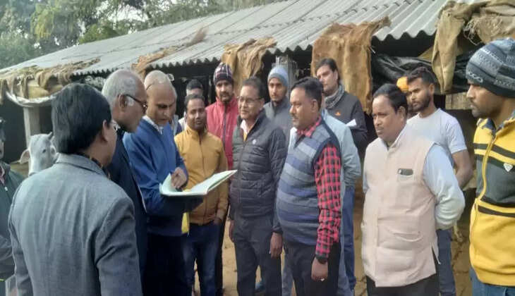 Chandauli News: पशु आश्रय स्थल के साथ निर्माणाधीन गो-आश्रय स्थल का निरीक्षण कर परखी कार्य की गुणवत्ता, दिये आवश्यक निर्देश