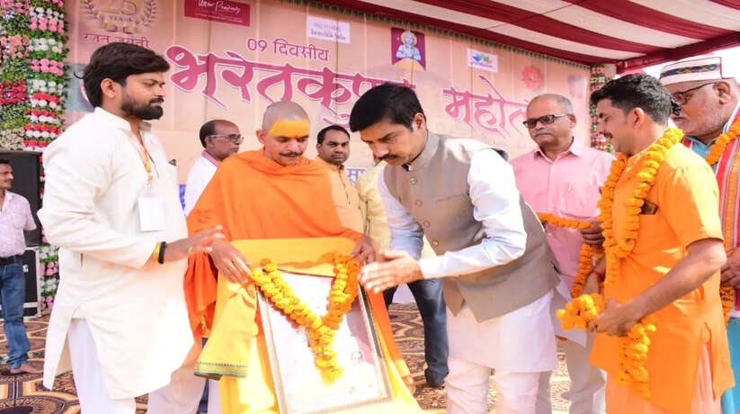 Ayodhya News: भरतकुंड बना हजारों महिलाओं के जनसमुद्र का साक्षी, भारी संख्या में महिलाओं ने किया दुरदुरिया पूजन
