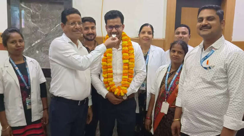 Chandauli News: चन्दौली में डॉ. अभिषेक यादव ने नीट परीक्षा उत्तीर्ण कर बढ़ाया जिले का सम्मान