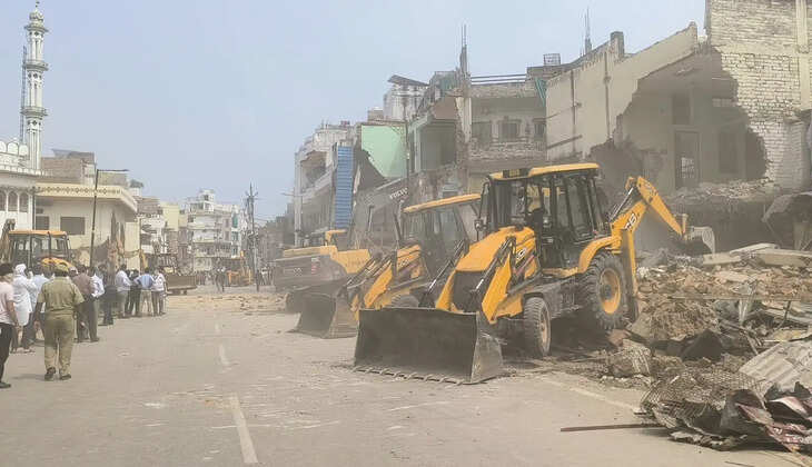 अतिक्रमण पर चला बुलडोजर, कचहरी-संदहा मार्ग के चौड़ीकरण की तैयारी तेज