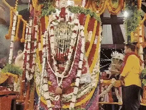 बारात में रथ पर सवार बाबा लाट भैरव के रजत मुखौटे की दिव्य झांकी आकर्षण का केंद्र रही। शंकर-पार्वती, भगवान गणेश और हनुमान समेत विभिन्न देव स्वरूपों ने बारात की शोभा बढ़ाई। कई डमरू दलों के 100 से अधिक सदस्य लगातार डमरू नाद करते हुए बारात के साथ चल रहे थे।