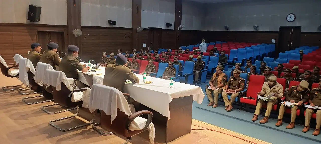 Varanasi News: प्रमोद कुमार पुलिस उपायुक्त काशी जोन द्वारा टीपी लाईन स्थित सभागार में अपराध समीक्षा गोष्ठी आयोजित