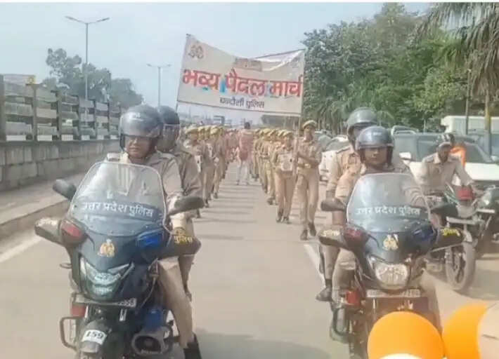 इस दौरान महिला सुरक्षा से जुड़ी प्रमुख हेल्पलाइन सेवाओं की जानकारी भी दी जा रही है। इनमें महिला हेल्पलाइन 1090, आपातकालीन सेवा 112, महिला सहायता हेल्पलाइन 181, चाइल्ड हेल्पलाइन 1098 और साइबर अपराध से संबंधित हेल्पलाइन 1930 शामिल हैं। पुलिस ने महिलाओं और बालिकाओं से किसी भी प्रकार की परेशानी होने पर बिना डर के शिकायत दर्ज कराने की अपील की।