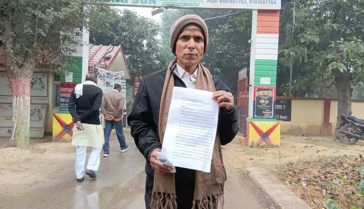 चंदौली में समाधान दिवस पर पीड़ित ने एसपी से लगाई न्याय की गुहार, कहा - रास्ते में सीढ़ी बनाकर किया गया है कब्जा