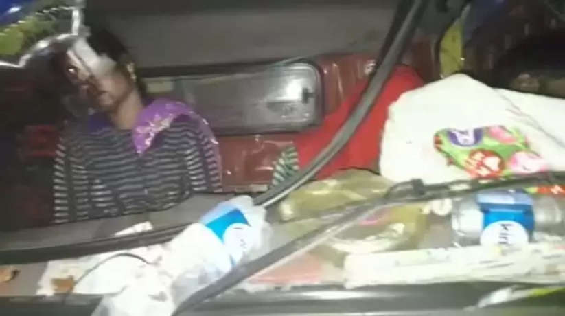 अयोध्या में अज्ञात वाहन में घुसी डीसीएम दो महिलाओं सहित तीन लोग डीसीएम में फंसे