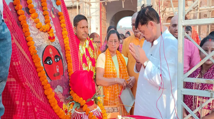 Ayodhya News: शारदीय नवरात्रि की पूर्व संध्या पर गाजे बाजे के साथ निकली कलश यात्रा