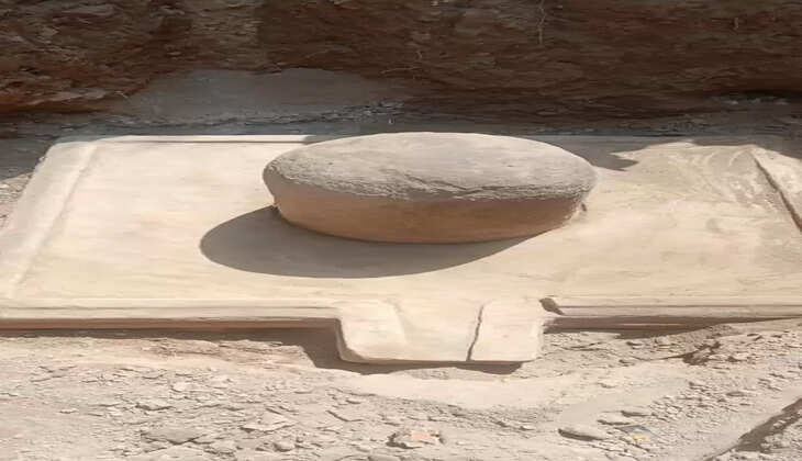 Mirzapur News: अदलपुरा माता शीतला धाम वही के निवासी अभय कुमार&nbsp;के यहां मकान&nbsp;की खुदाई में शिवलिंग मिला&nbsp;