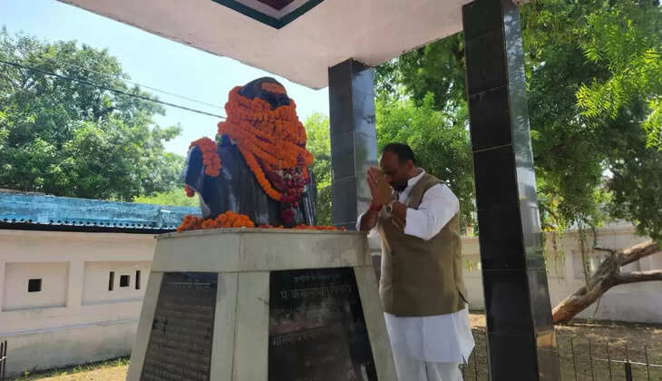 Chandauli News: पंडित जी को नमन करने पहुंचे मनोज सिंह डब्लू, उनके विकास कार्यों को किया याद
