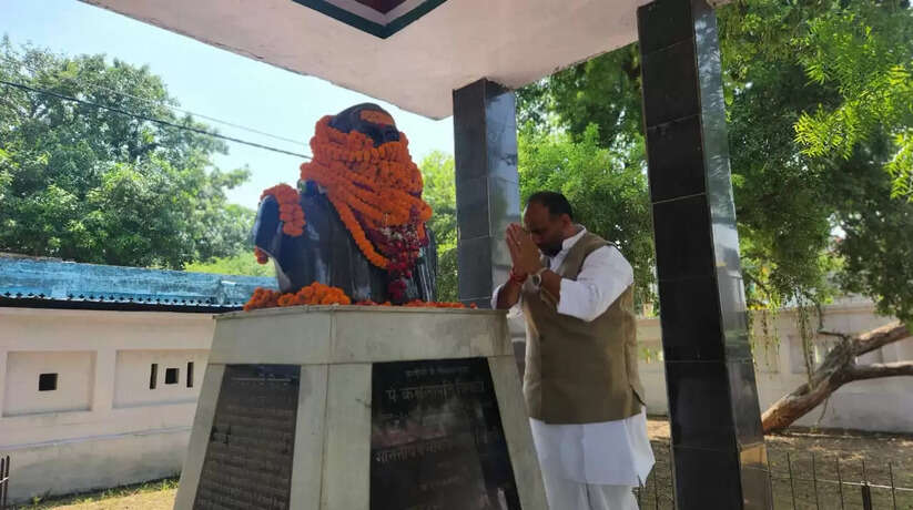 Chandauli News: पंडित जी को नमन करने पहुंचे मनोज सिंह डब्लू, उनके विकास कार्यों को किया याद