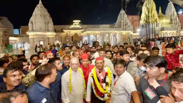 Akhilesh Yadav in Varanasi: दो दिवसीय दौरे पर वाराणसी पहुंचे अखिलेश यादव, कल काशी विश्वनाथ मंदिर में करेंगे दर्शन पूजन