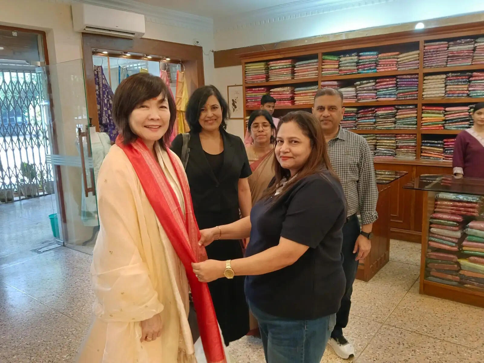 जापान के पूर्व प्रधानमंत्री शिंजो आबे की पत्नी आकिए आबे वाराणसी के The Panaya पहुंचीं। उन्होंने बनारसी साड़ी की हाथकरघा बुनाई, पारंपरिक डिजाइन और 1875 से चली आ रही विरासत को करीब से जाना। शिंजो आबे की स्मृतियों के बीच काशी से जुड़ी उनकी विरासत को नमन, चौकाघाट स्थित The Panaya में बनारसी साड़ी की बारीकियों से रूबरू हुईं आकिए आबे।