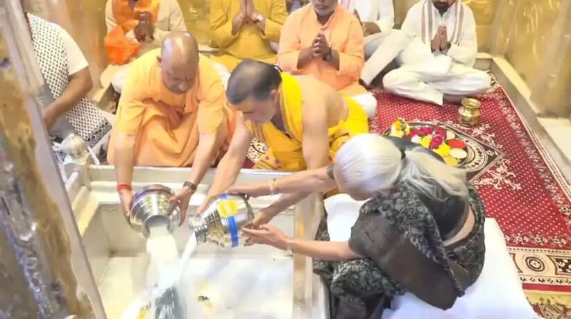 Varanasi News: आनंदीबेन पटेल और योगी आदित्यनाथ का वाराणसी दौरा, काशी विश्वनाथ धाम में किया जलाभिषेक