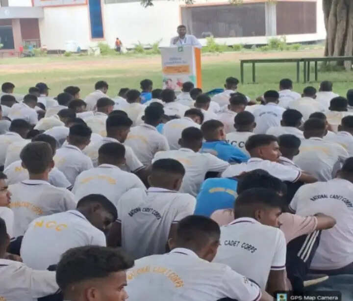 कैंप कमांडेंट लेफ्टिनेंट कर्नल रमन तिवारी के नेतृत्व में आयोजित सत्र में गीडा फायर स्टेशन से आए अग्निशमन अधिकारी सरोज कुमार सिंह, फायरमैन शैलेंद्र कुमार यादव और उनकी टीम ने कैडेट्स को फायर फाइटिंग का व्यावहारिक प्रशिक्षण दिया। उन्होंने आग लगने की स्थिति में तत्काल उठाए जाने वाले कदम, विभिन्न प्रकार की आग और उन्हें नियंत्रित करने के सुरक्षित तरीकों की जानकारी दी।