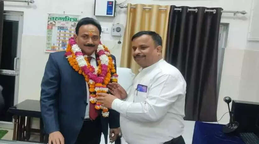 जिला जज फैजाबाद अयोध्या की सेवानिवृत्त होने पर सिविल कोर्ट के न्यायिक कर्मियों ने सम्मानित कर दी विदाई