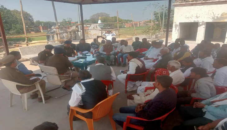 Varanasi News: पुलिस उपायुक्त गोमती जोन द्वारा थाना जंसा क्षेत्रान्तर्गत रामेश्वरम मंदिर परिसर में धर्मगुरुओं/गणमान्य व्यक्तियों के साथ की गयी&nbsp;बैठक