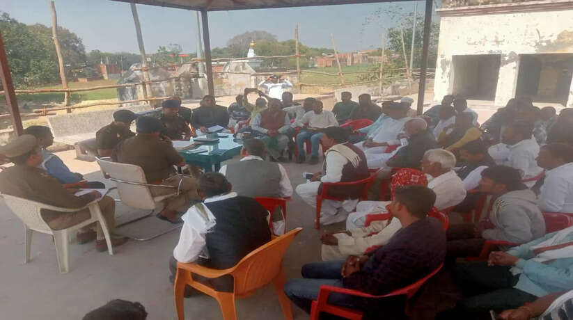 Varanasi News: पुलिस उपायुक्त गोमती जोन द्वारा थाना जंसा क्षेत्रान्तर्गत रामेश्वरम मंदिर परिसर में धर्मगुरुओं/गणमान्य व्यक्तियों के साथ की गयी बैठक