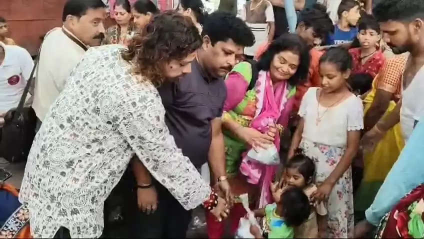 वाराणसी में हेल्पिंग हैंड्स टीम द्वारा रवींद्र पुरी स्थित काली माता मंदिर के पास जरूरतमंद बच्चों को पटाखे, फुलझड़ी, फल व मिठाई का वितरण