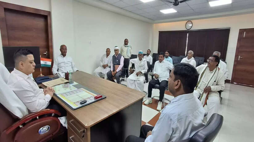 चन्दौली में सपा के पूर्व सांसद पहुंचे कलेक्ट्रेट, राजभर, बिंद, बियार समाज को मिले अनुचित का दर्जा