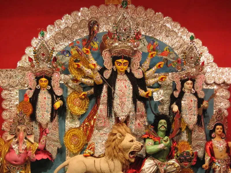 बंगाल की गलियों से दुनिया तक पहुंची दुर्गा पूजा की कहानी
