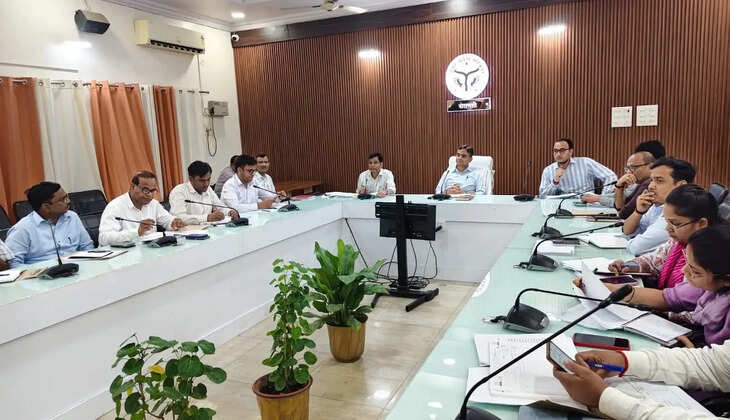 राजस्व वसूली से लेकर लंबित मामलों तक डीएम की सख्ती, अफसरों को दिए स्पष्ट निर्देश