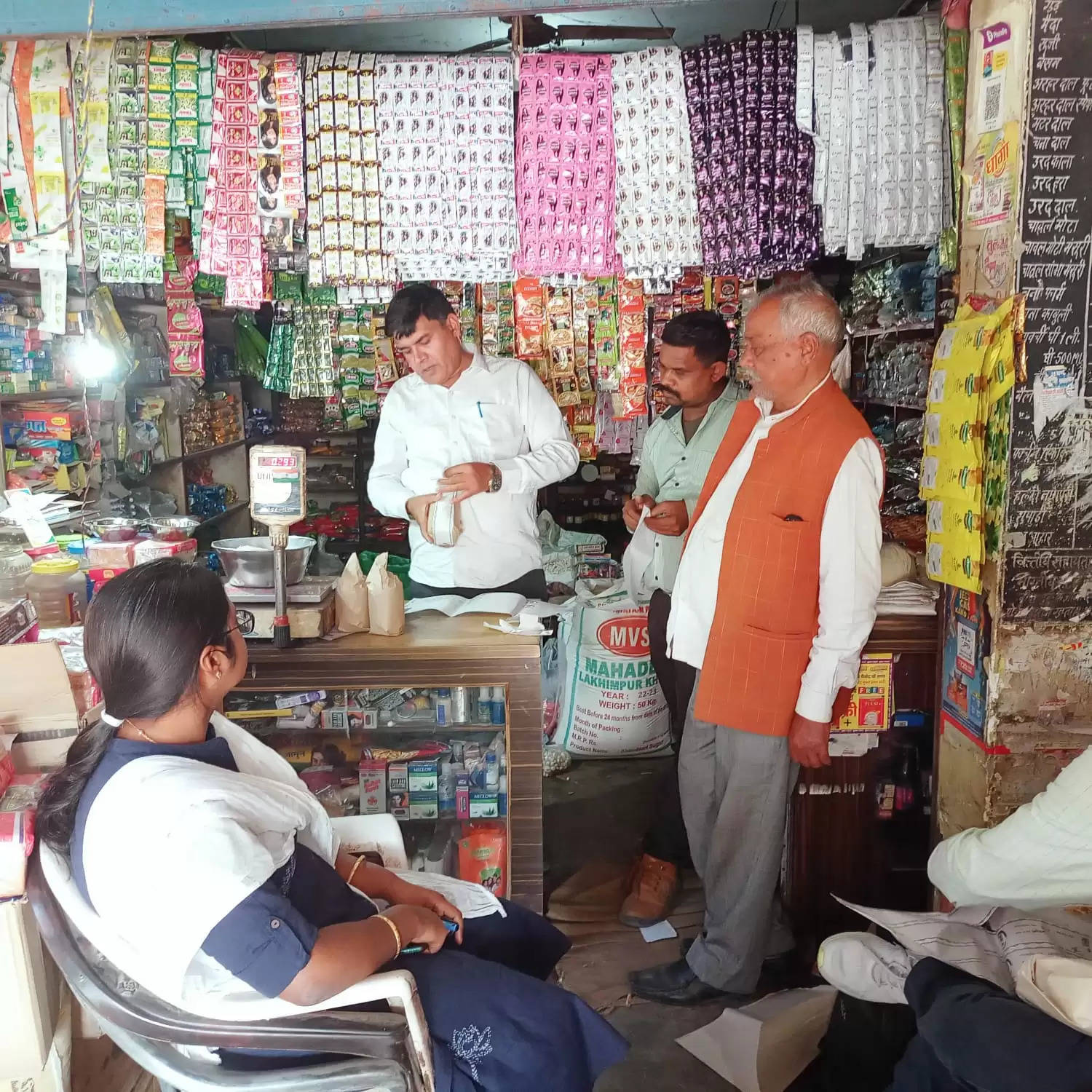 Ayodhya news: Administration and Food Department team took samples of food items in many markets including Bikapur