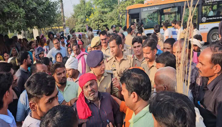 शव लेकर चौराहे पर पहुंचे आक्रोशित परिजन, बुलडोजर कार्रवाई की उठाई मांग