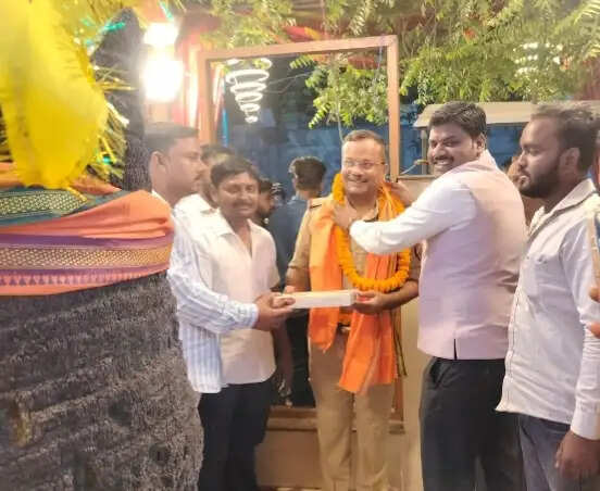 वाराणसी: बिर्दोपुर स्थित तड़वावीर बाबा मंदिर में वार्षिक श्रृंगार पर उमड़ा आस्था का सैलाब