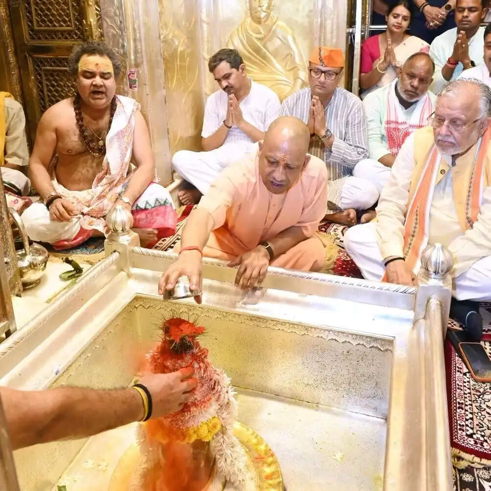 बाबा काल भैरव की आरती में शामिल हुए सीएम योगी, बाबा विश्वनाथ का किया जलाभिषेक