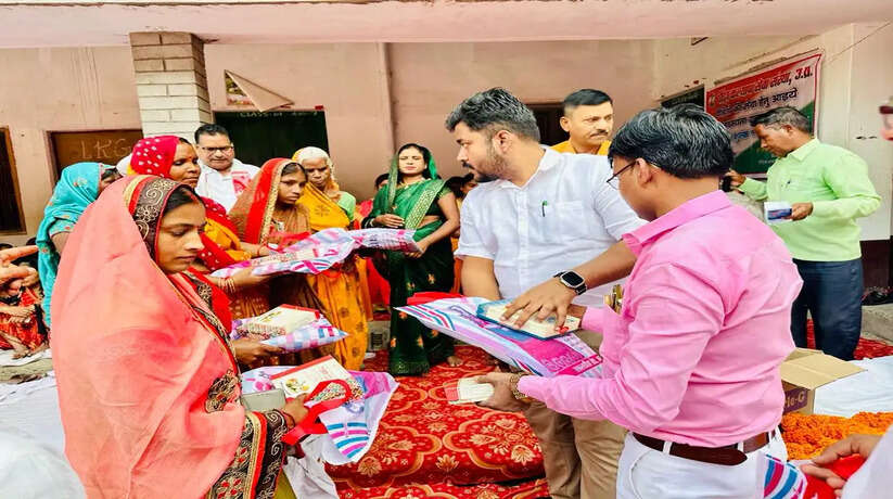 Chandauli News: चंदौली में दीपावली पर्व के अवसर पर जिले की 142 महिलाओं को अंगवस्त्र व मिष्ठान किया गया वितरण