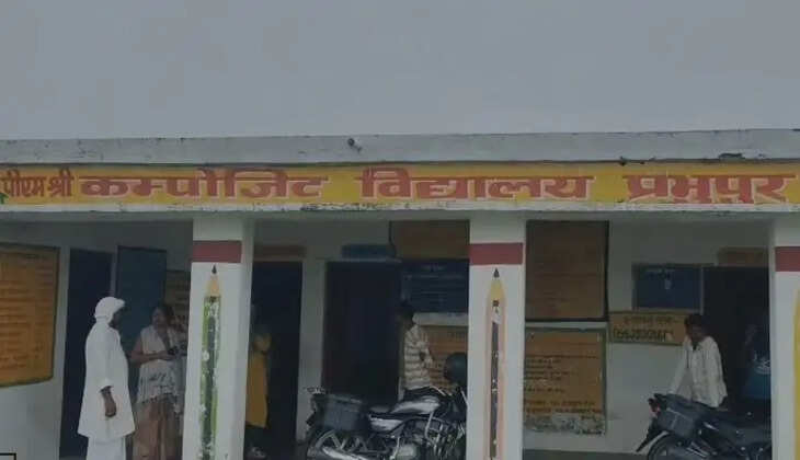 चोरों के हौसले बुलंद, कंपोजिट विद्यालय को बनाया निशाना  पीएम श्री कंपोजिट विद्यालय प्रभुपुर में देर रात चोरी से हड़कंप  किचन का ताला तोड़ गैस, चूल्हा, बर्तन समेत हजारों का सामान चोरी  प्रधानाध्यापक कक्ष सहित अन्य कमरों का ताला तोड़ने की भी हुई कोशिश  सुबह स्कूल पहुंचने पर टूटा मिला ताला, सूचना पर मौके पर पहुंची पुलिस जांच पड़ताल में जुटी  लगातार हो रही चोरियों से ग्रामीणों में दहशत, जल्द खुलासे की उठी मांग