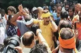 दिल्ली में CM  केजरीवाल  के घर के बाहर प्रदर्शन के दौरान घायल हुए बीजेपी सांसद मनोज तिवारी