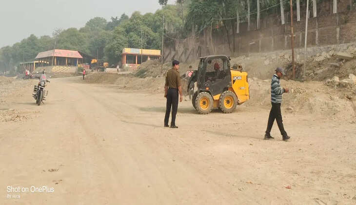 Prayagraj News:&nbsp;प्रयागराज झूसी आने वाले छठ पूजा के त्यौहार की तैयारी छतनाग घाट पर तेजी से चल रही है। 