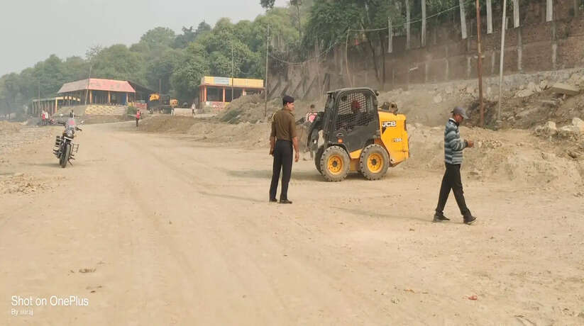 Prayagraj News: प्रयागराज झूसी आने वाले छठ पूजा के त्यौहार की तैयारी छतनाग घाट पर तेजी से चल रही है।