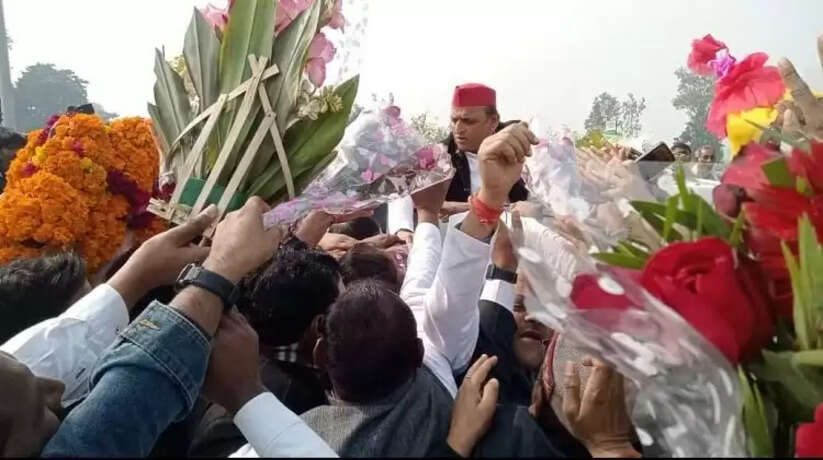 Raebareli News : सपा अध्यक्ष अखिलेश यादव रायबरेली पहुंचे, कार्यकर्ताओं ने किया भव्य स्वागत