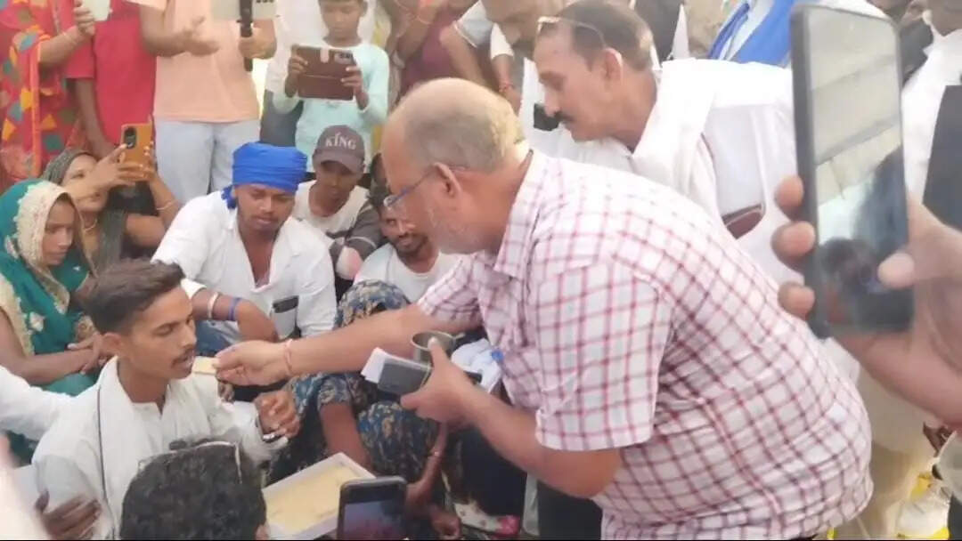 अधिकारियों के आश्वासन पर टूटी भूख हड़ताल, सड़क-नाली निर्माण की जगी उम्मीद