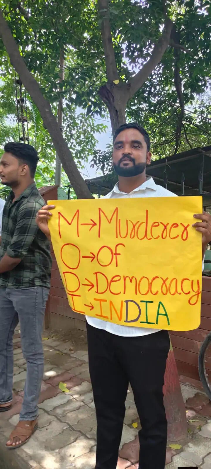 प्रशासन ने एहतियात के तौर पर वाराणसी स्थित प्रधानमंत्री जनसंपर्क कार्यालय (PMO Office) के बाहर भी सुरक्षा व्यवस्था बढ़ा दी है। पुलिस लगातार संवेदनशील स्थानों पर नजर बनाए हुए है ताकि किसी भी प्रकार की अव्यवस्था या अप्रिय घटना को रोका जा सके।