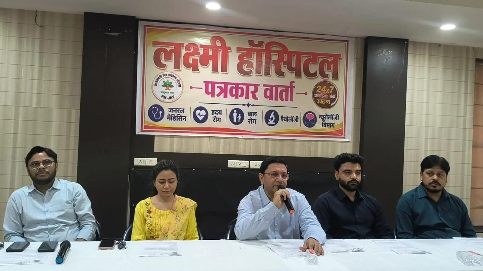 अस्पताल में 24 घंटे आपातकालीन सेवा, मॉड्यूलर ऑपरेशन थिएटर, आधुनिक आईसीयू एवं एनआईसीयू, उन्नत डायग्नोस्टिक सेंटर, एक्स-रे, लैब जांच और विशेषज्ञ चिकित्सकों की टीम उपलब्ध रहेगी। गंभीर मरीजों और नवजात शिशुओं के लिए विशेष गहन चिकित्सा कक्ष भी तैयार किए गए हैं।