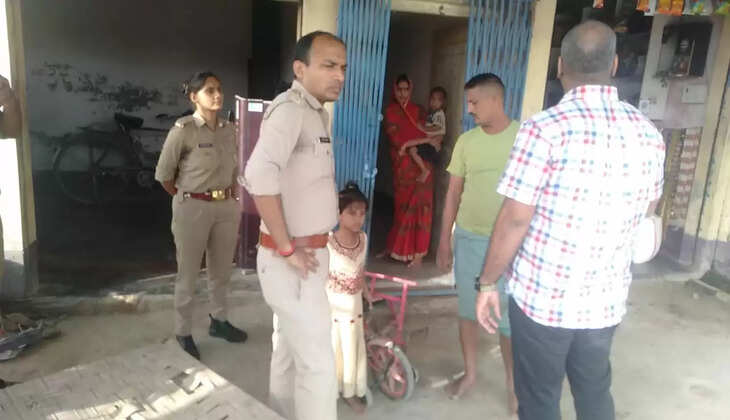 Chandauli News: आबकारी विभाग की टीम ने अवैध शराब की सूचना पर की छापेमारी