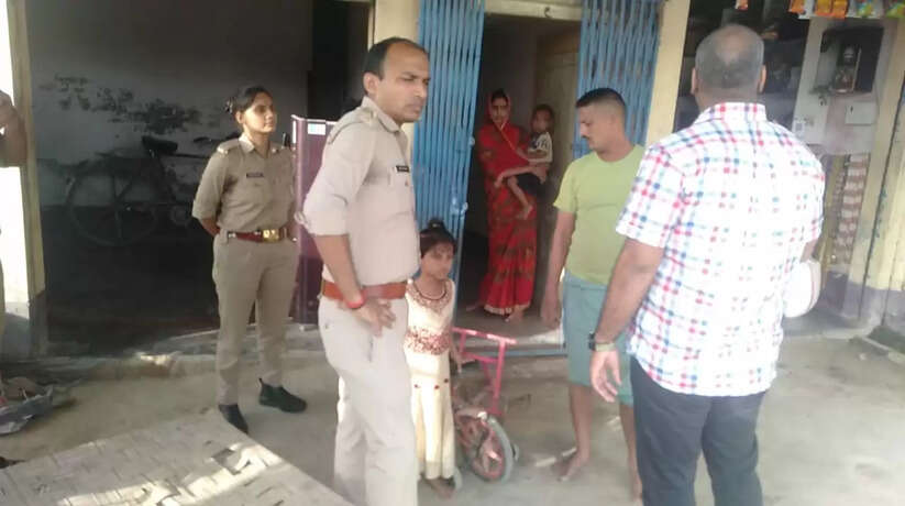 Chandauli News: आबकारी विभाग की टीम ने अवैध शराब की सूचना पर की छापेमारी