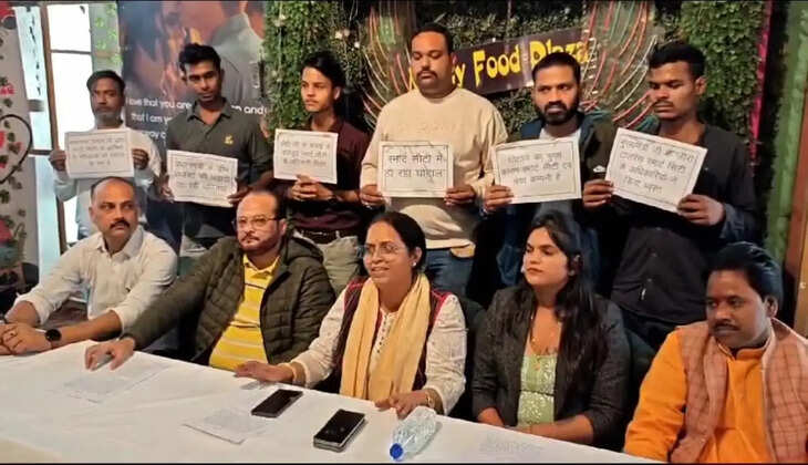 वाराणसी के नाईट बाजार में हो रही धांधली को लेकर व्यापारियों ने किया पत्रकार वार्ता का आयोजन